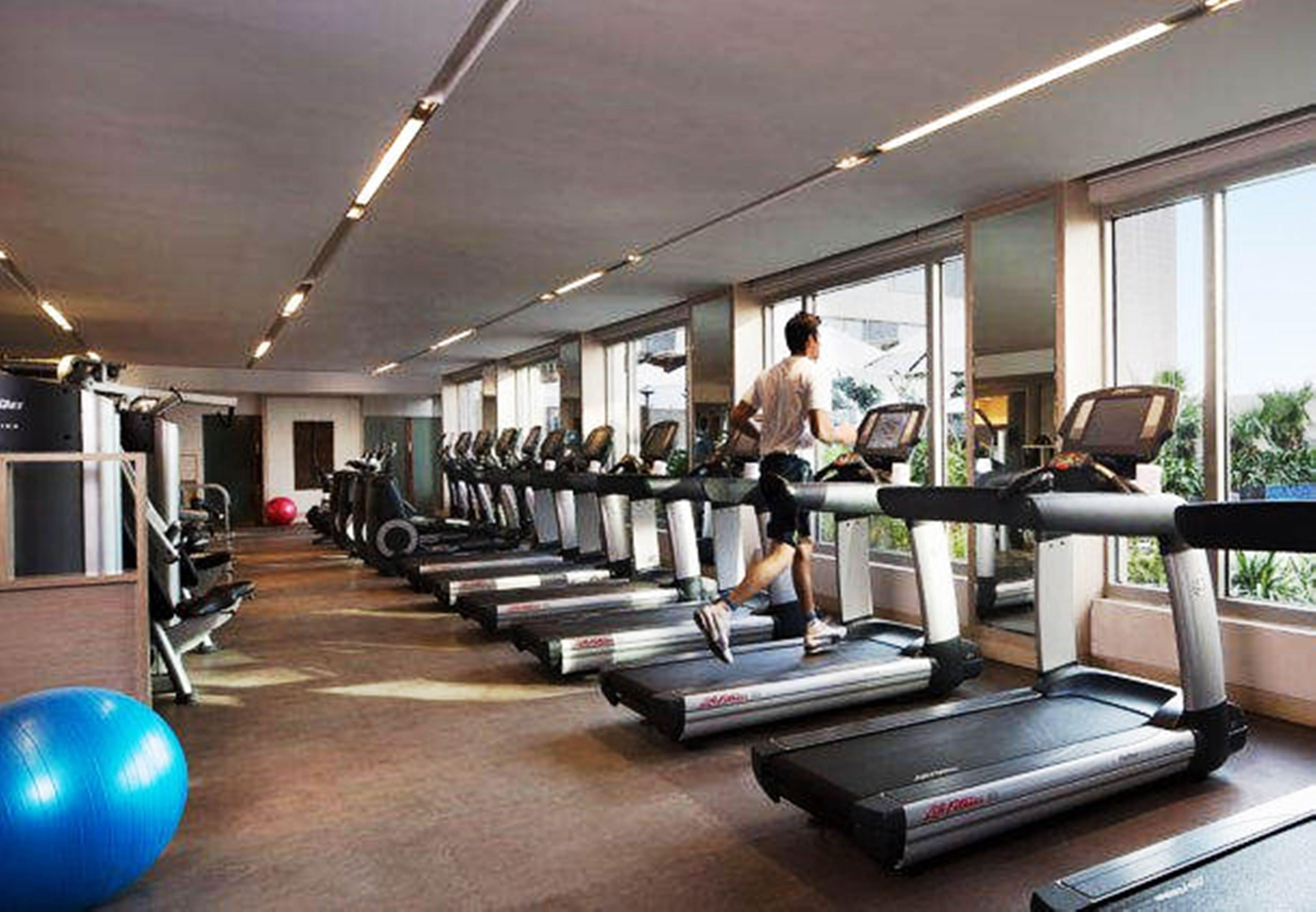Jw Marriott Hotel New Delhi Aerocity Εξωτερικό φωτογραφία A treadmill in a gym