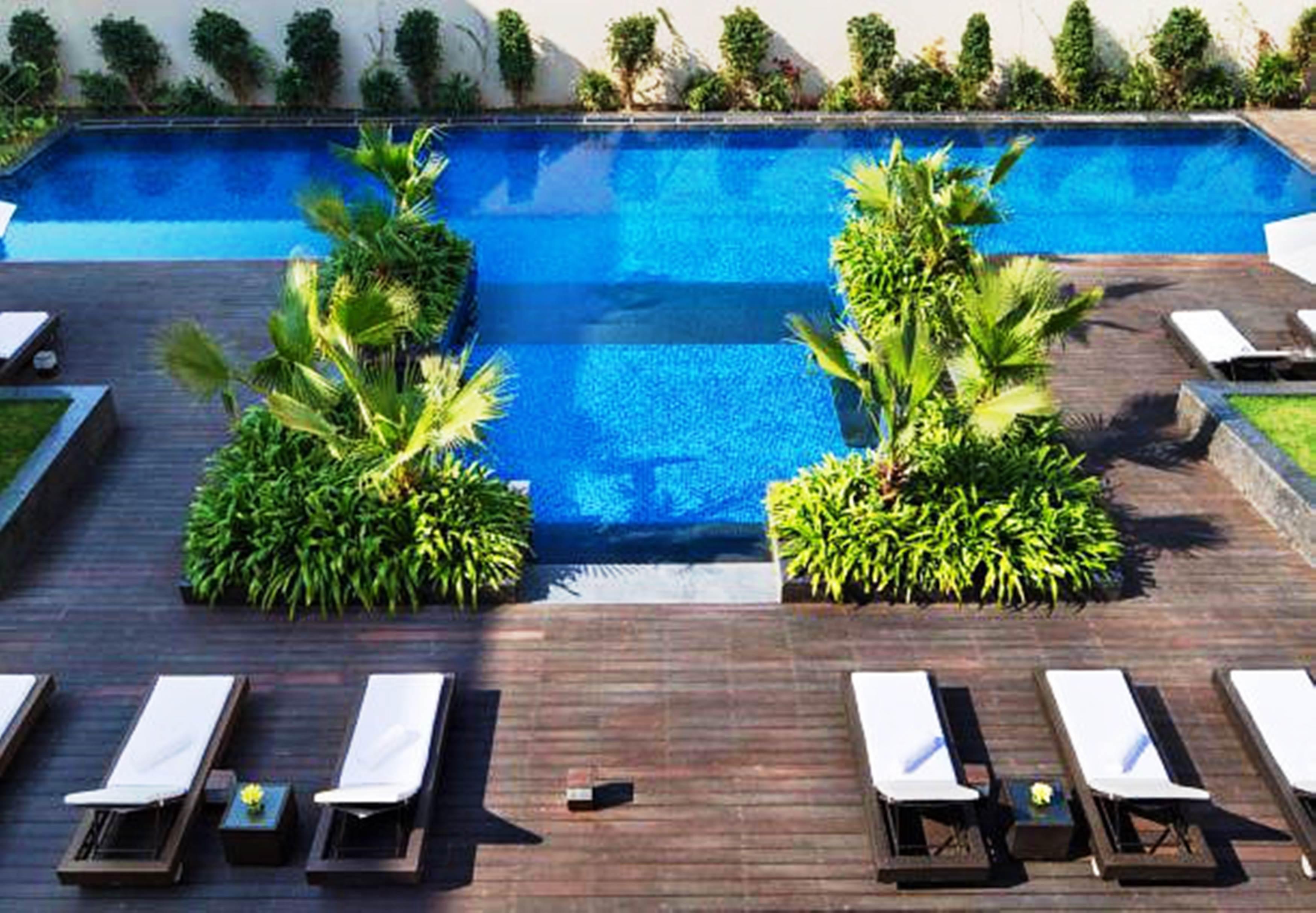 Jw Marriott Hotel New Delhi Aerocity Εξωτερικό φωτογραφία The pool at the hotel