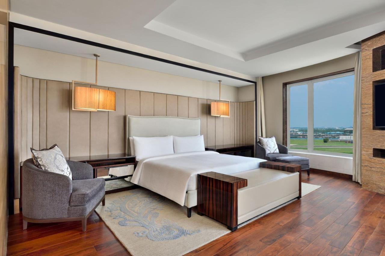 Jw Marriott Hotel New Delhi Aerocity Εξωτερικό φωτογραφία A bedroom at the hotel