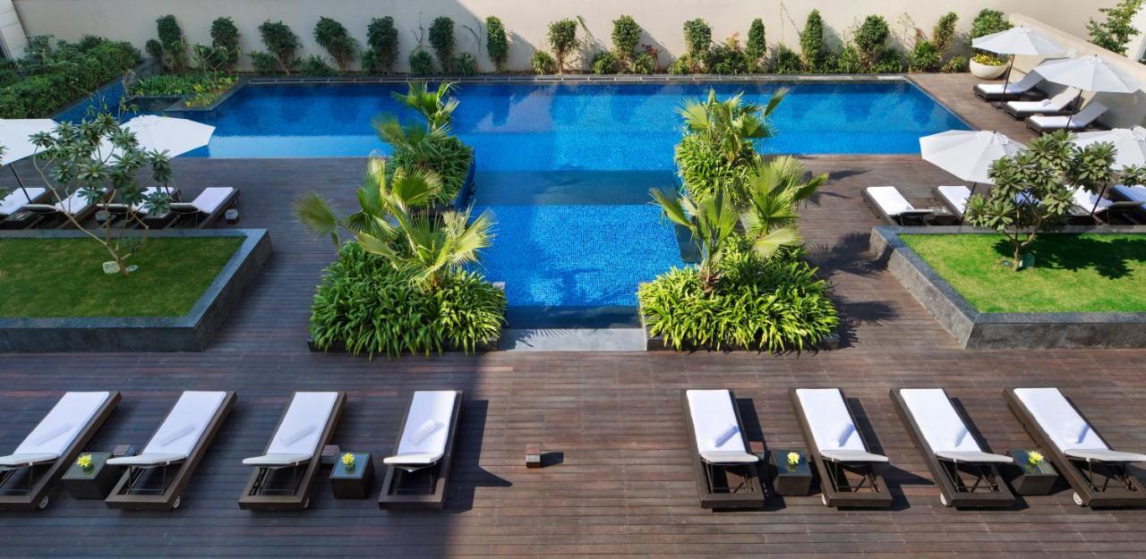 Jw Marriott Hotel New Delhi Aerocity Εξωτερικό φωτογραφία The pool at the hotel