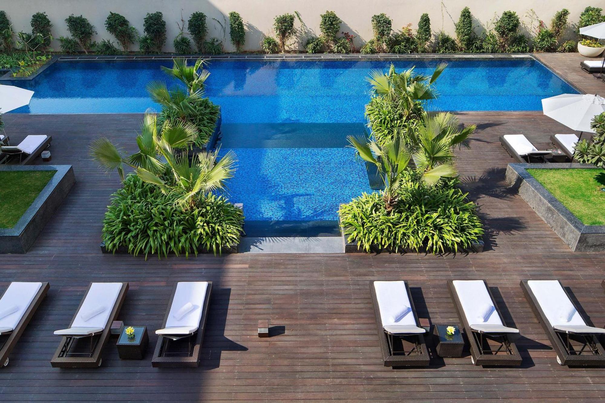 Jw Marriott Hotel New Delhi Aerocity Εξωτερικό φωτογραφία The pool at the hotel