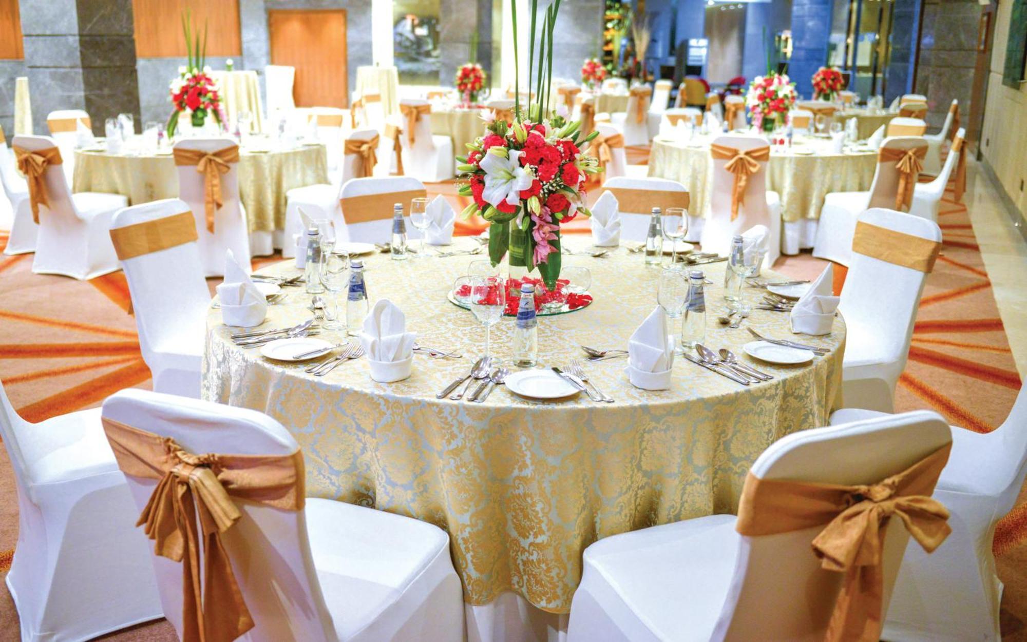 Jw Marriott Hotel New Delhi Aerocity Εξωτερικό φωτογραφία A table set for a formal dinner