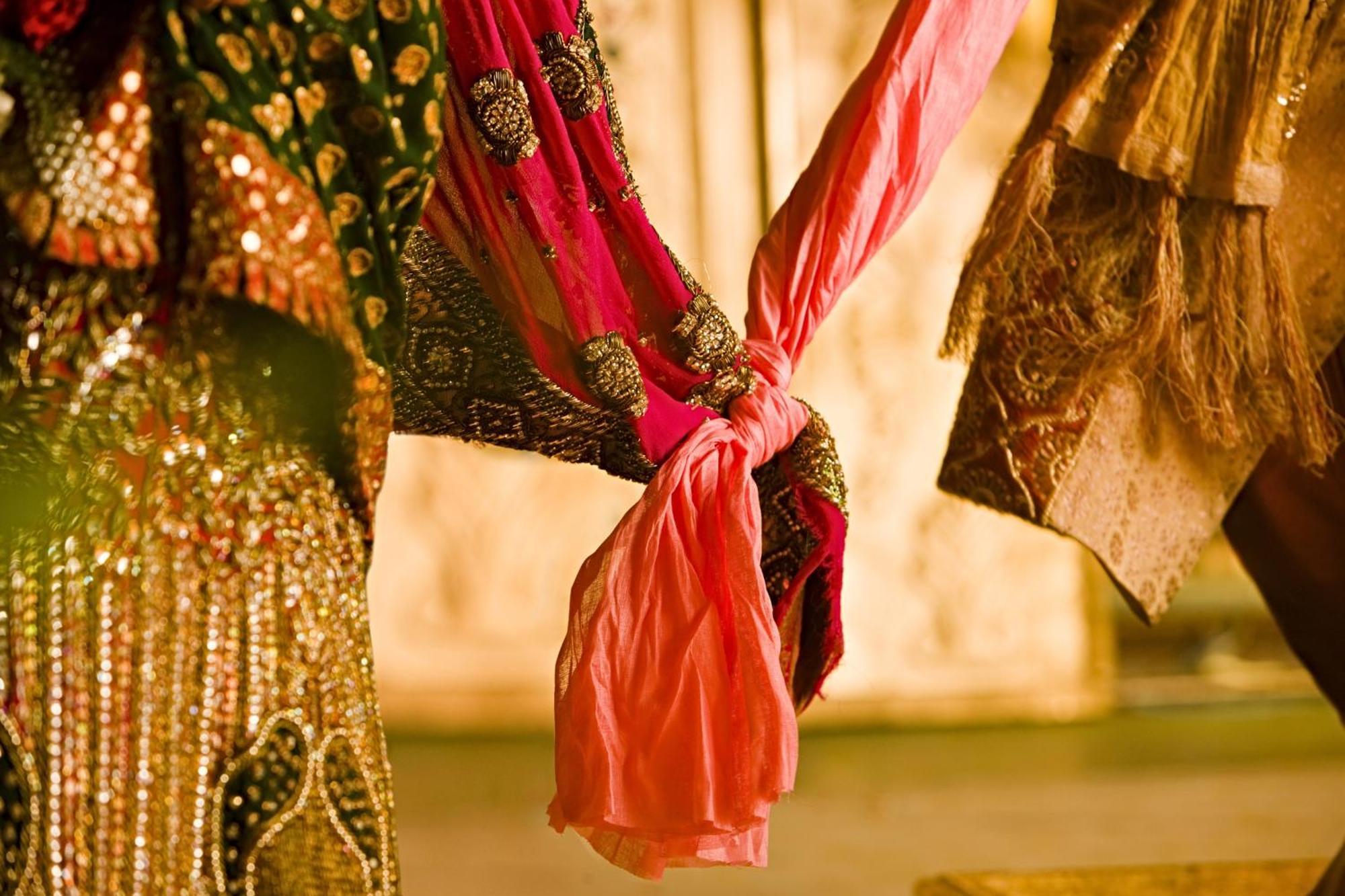 Jw Marriott Hotel New Delhi Aerocity Εξωτερικό φωτογραφία The bride and groom hold hands during the wedding ceremony.
