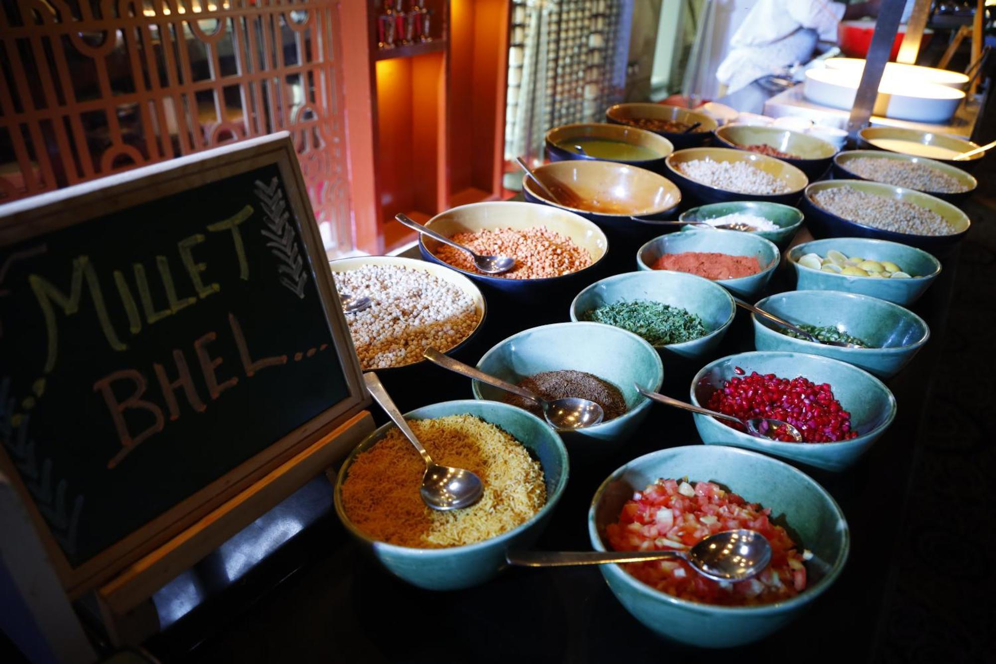 Jw Marriott Hotel New Delhi Aerocity Εξωτερικό φωτογραφία A selection of muesli at a buffet